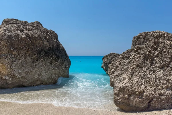 Erstaunliche Landschaft des blauen Wassers des megali petra beach, lefkada, ionischen Inseln — Stockfoto