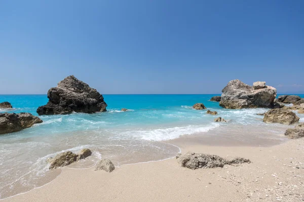 Úžasná krajina modrých vod pláže Megali Petra, Lefkada, Jónské ostrovy — Stock fotografie