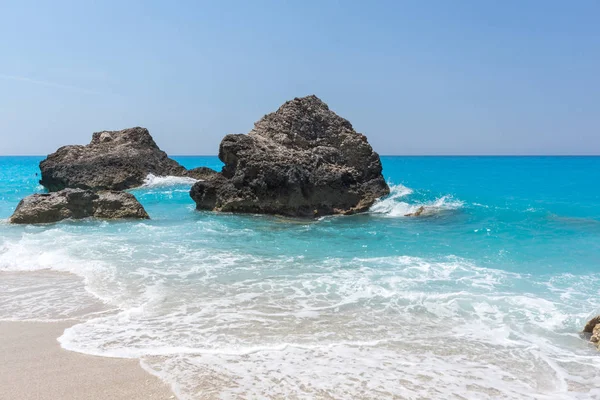Incredibile paesaggio di acque blu di Megali Petra Beach, Lefkada, Isole Ionie , — Foto Stock