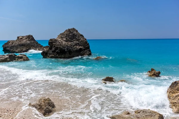 Úžasná krajina modrých vod pláže Megali Petra, Lefkada, Jónské ostrovy — Stock fotografie