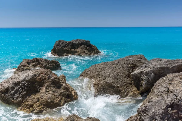 Niesamowity krajobraz błękitnych wód plaży Megali Petra, Lefkada, Wyspy Jońskie — Zdjęcie stockowe