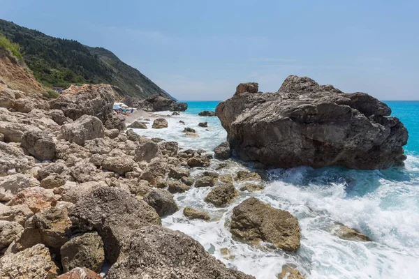 Erstaunliche Landschaft des blauen Wassers des megali petra beach, lefkada, ionischen Inseln — Stockfoto