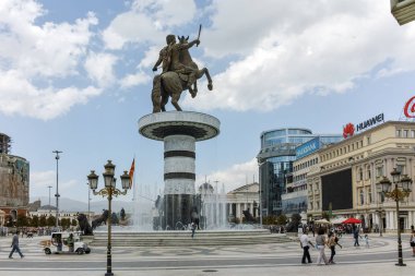 Skopje, Makedonya - 13 Mayıs 2017: Üsküp şehir merkezi ve İskender büyük anıt
