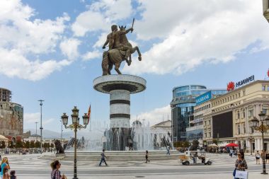 Skopje, Makedonya - 13 Mayıs 2017: Üsküp şehir merkezi ve İskender büyük anıt