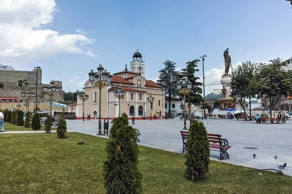 SKOPJE, RÉPUBLIQUE DE MACÉDOINE - 13 MAI 2017 : Église orthodoxe Saint-Démétrius à Skopje — Photo