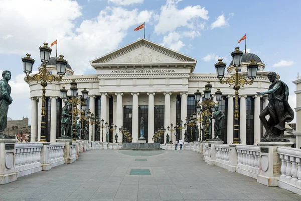 Skopje, Makedonya - 13 Mayıs 2017: Üsküp şehir merkezi ve Arkeoloji Müzesi — Stok fotoğraf