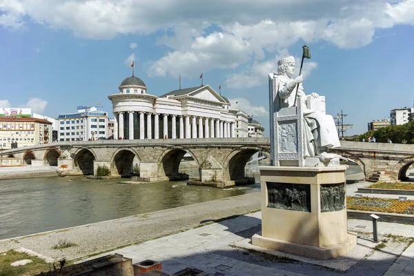 Скоп'є, Македонія - 13 травня 2017: статуя Візантійського імператора Юстиніана археологічний музей та — стокове фото