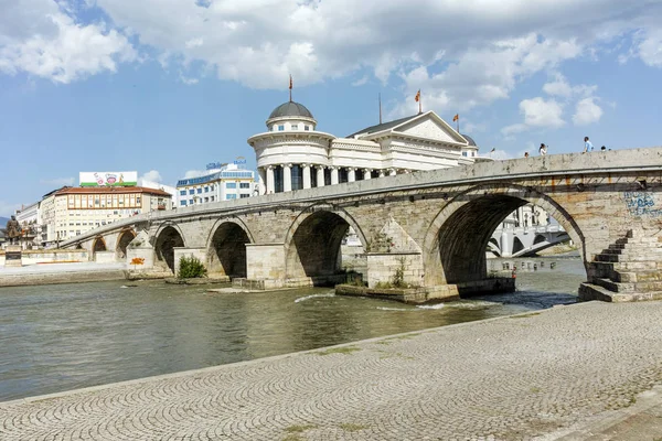 Skopje, Makedonie - 13 května 2017: Skopje City Center a archeologické muzeum a starý kamenný most — Stock fotografie