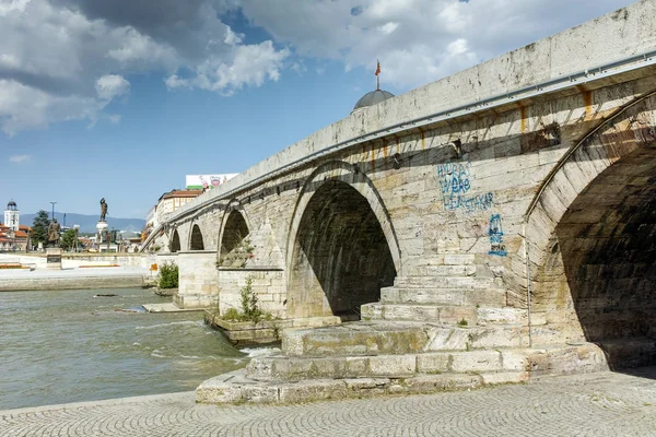 Skopje, Republik Mazedonien - 13. Mai 2017: Skopje Stadtzentrum und archäologisches Museum und alte Steinbrücke — Stockfoto