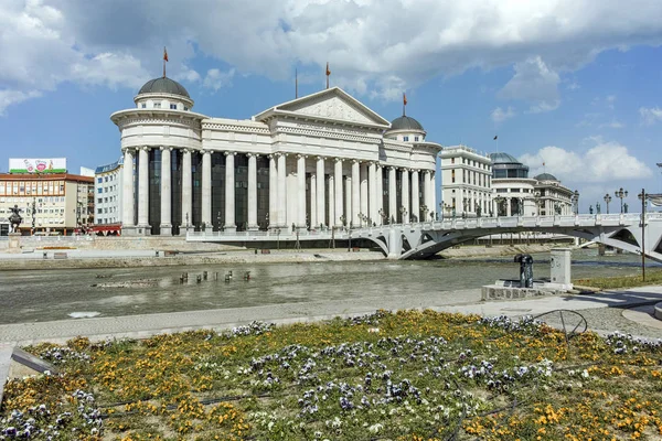 SKOPJE, REPUBLIC OF MACEDONIA - 13 MAY 2017: Skopje City Center and Archaeological Museum — Stock Photo, Image