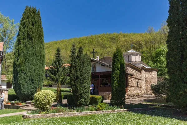 MONASTERIO TEMSKI, SERBIA - 16 DE ABRIL DE 2016: Vista del monasterio de Temski St. George, Región de Pirot —  Fotos de Stock
