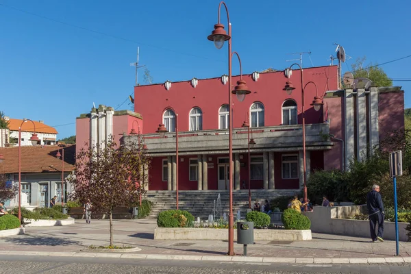 DIMITROVGRAD, SERBIA - 16 DE ABRIL DE 2016: Centro da cidade de Dimitrovgrad, região de Pirot — Fotografia de Stock