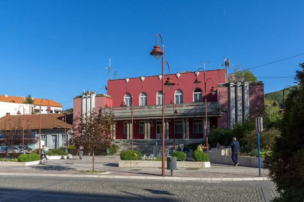 DIMITROVGRAD, SERBIA - 16 DE ABRIL DE 2016: Centro da cidade de Dimitrovgrad, região de Pirot — Fotografia de Stock