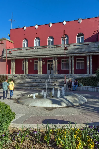 DIMITROVGRAD, SERBIA 16 DE ABRIL DE 2016: Centro de la ciudad de Dimitrovgrad, región de Pirot — Foto de Stock