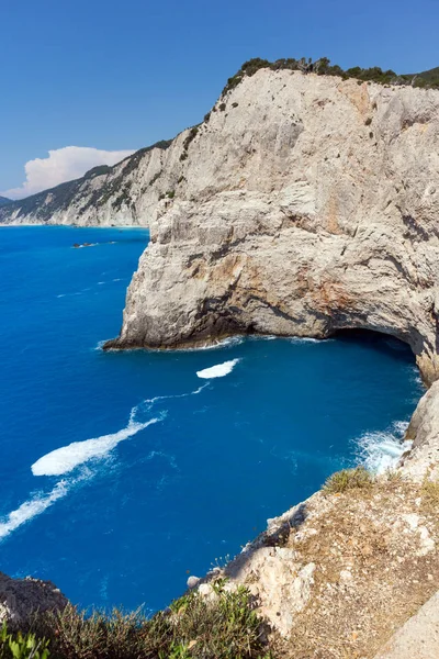 Удивительный мыс голубых вод пляжа Порто Кацики, Лефкада, Греция — стоковое фото