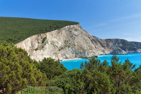Удивительный мыс голубых вод пляжа Порто Кацики, Лефкада, Греция — стоковое фото