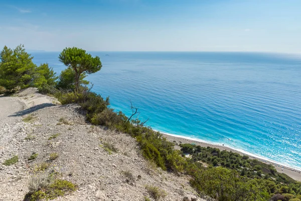 Морський пейзаж біля блакитних вод пляжу ялос, острові Лефкас, Греція — стокове фото