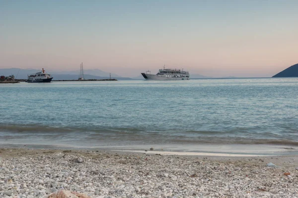 Erstaunlicher Sonnenaufgang am Strand des Dorfes Vasiliki, Lefkada, Griechenland — Stockfoto