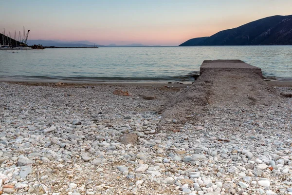 Amazing sunrise on the beach of village of Vasiliki, Lefkada, Greece — Stock Photo, Image