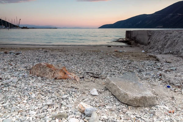 Nascer do sol incrível na praia da aldeia de Vasiliki, Lefkada, Grécia — Fotografia de Stock