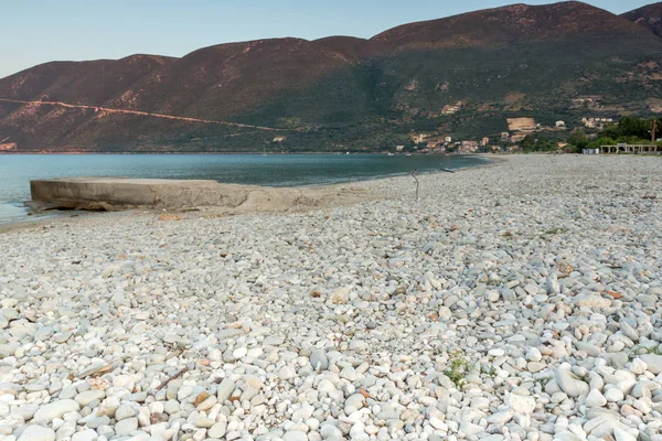 Nascer do sol incrível na praia da aldeia de Vasiliki, Lefkada, Ilhas Jônicas — Fotografia de Stock