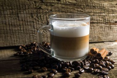 Fincan kapuçino ve kahve tanesi