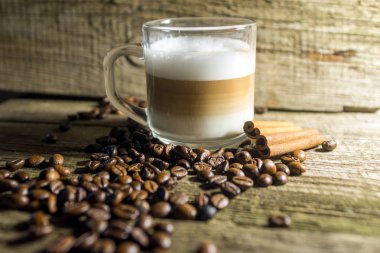 Fincan kapuçino ve kahve tanesi