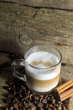 Fincan kapuçino ve kahve tanesi