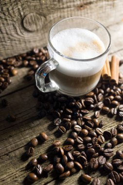 Fincan kapuçino ve kahve tanesi