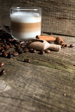 Fincan kapuçino ve kahve tanesi