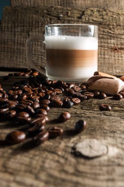 Fincan kapuçino ve kahve tanesi