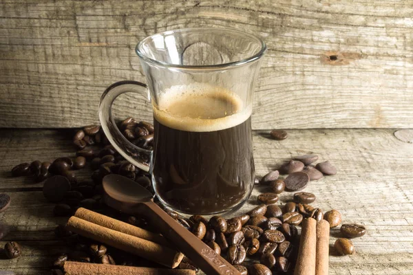 Canela, taza y grano de café — Foto de Stock