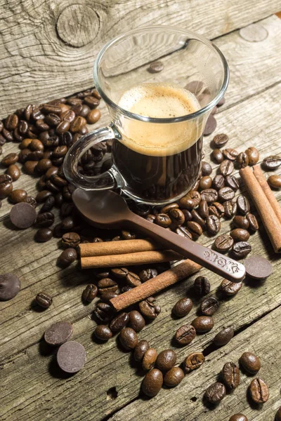 Canela, taza y grano de café —  Fotos de Stock