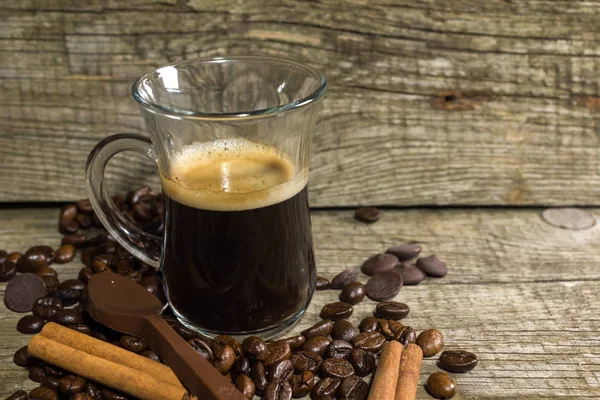 Canela, taza y grano de café —  Fotos de Stock