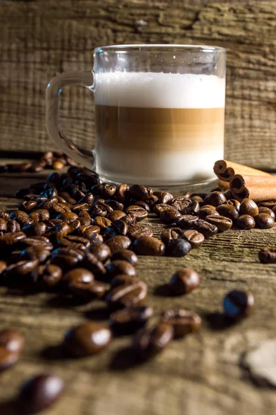 Φλυτζάνι του cappuccino και κόκκους καφέ — Φωτογραφία Αρχείου
