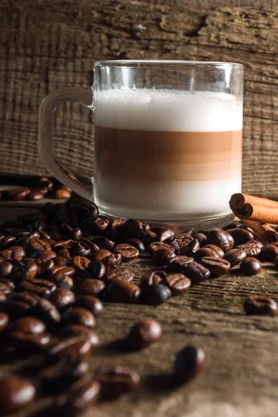 Copa de capuchino y grano de café — Foto de Stock