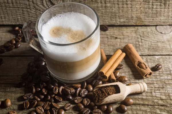 Copa de capuchino y grano de café —  Fotos de Stock