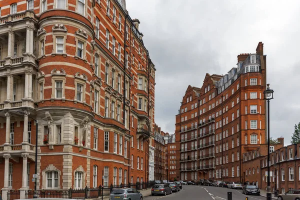 Londra, İngiltere - 18 Haziran 2016: tipik İngiliz bina, Londra görünümünü şaşırtıcı