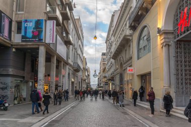 Atina, Yunanistan - 20 Ocak 2017: Tipik sokak Monastiraki square yakınındaki