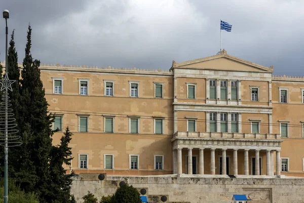 ATENAS, GRECIA - 20 DE ENERO DE 2017: El parlamento griego en Atenas, Ática — Foto de Stock
