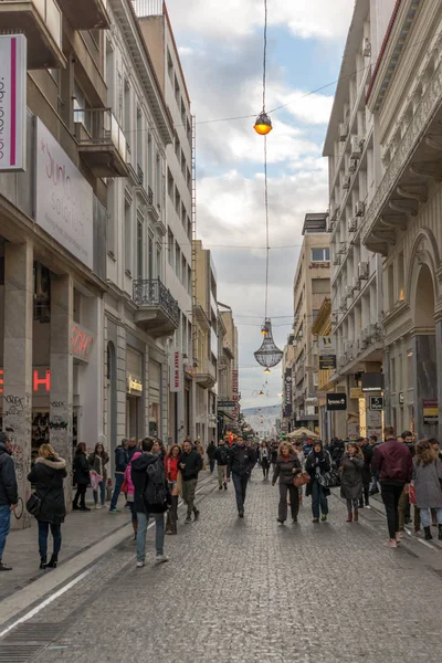 Atina, Yunanistan - 20 Ocak 2017: Tipik sokak Monastiraki square yakınındaki