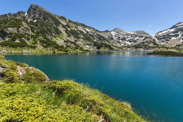 Verbazingwekkende landschap van Demirkapiyski chuki en Dzhano de pieken, Popovo lake, Pirin-gebergte — Stockfoto