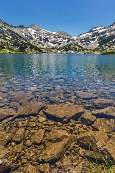 Niesamowity krajobraz Demirkapiyski chuki i Dzhano szczyty, jezioro Popowo, góry Pirin — Zdjęcie stockowe