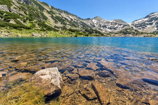 Csodálatos táj Demirkapiyski chuki és Dzhano csúcsok, Popovo szállások-tó, a Pirin-hegység — Stock Fotó