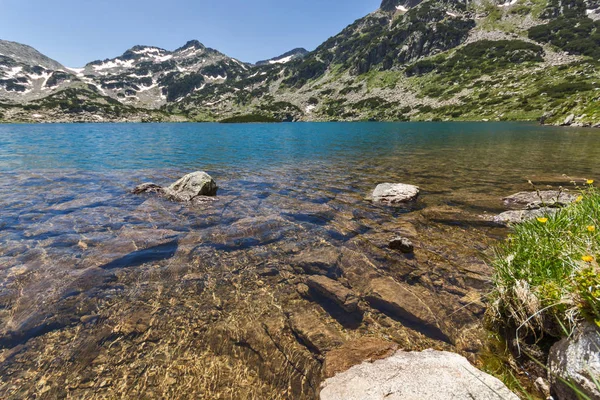 Increíble paisaje de los picos Demirkapiyski chuki y Dzhano, lago Popovo, montaña Pirin —  Fotos de Stock