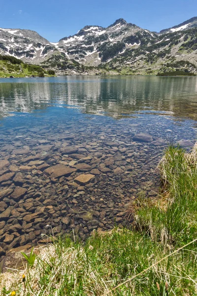 Paysage incroyable des sommets Demirkapiyski chuki et Dzhano, lac Popovo, montagne Pirin — Photo