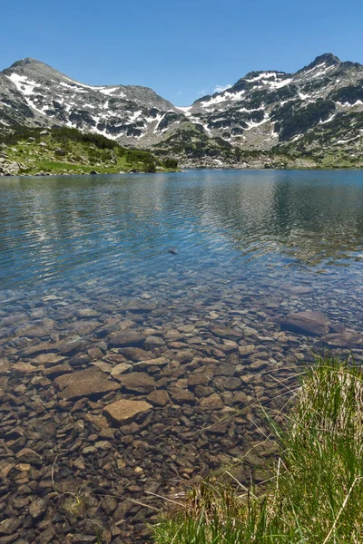 Csodálatos táj Demirkapiyski chuki és Dzhano csúcsok, Popovo szállások-tó, a Pirin-hegység — Stock Fotó