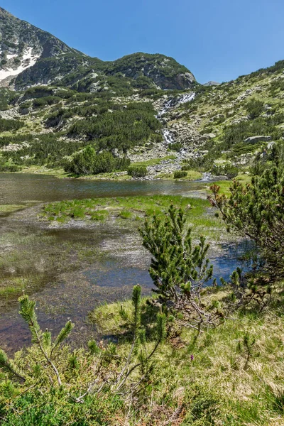 Paisaje con lagos de peces cerca del pico Sivrya, Montaña Pirin — Foto de Stock