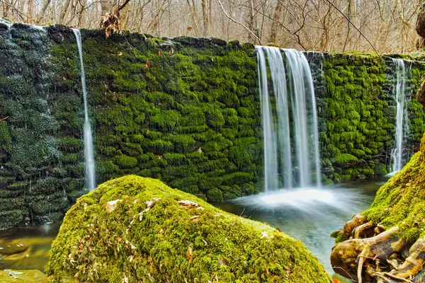 Incredibile cascata sul fiume Crazy Mary, montagna Belasitsa — Foto Stock