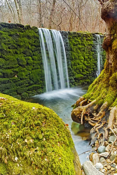 Incredibile cascata sul fiume Crazy Mary, montagna Belasitsa — Foto Stock